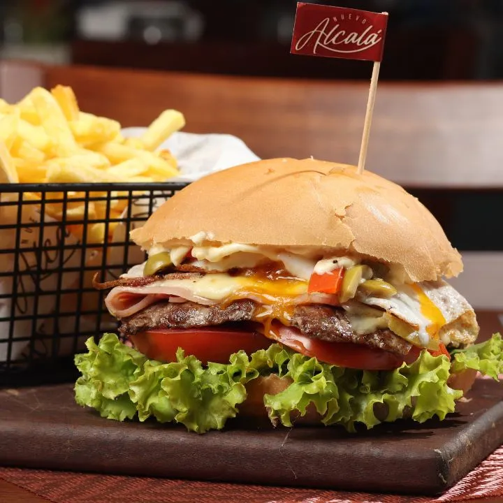 Chivito uruguayo completo con papas fritas doradas