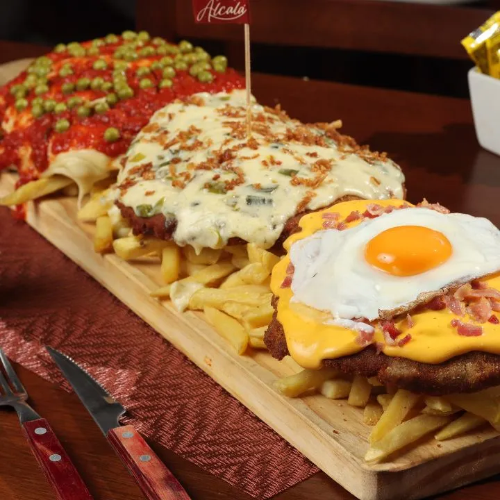 Milanesa napolitana con papas fritas y ensalada fresca