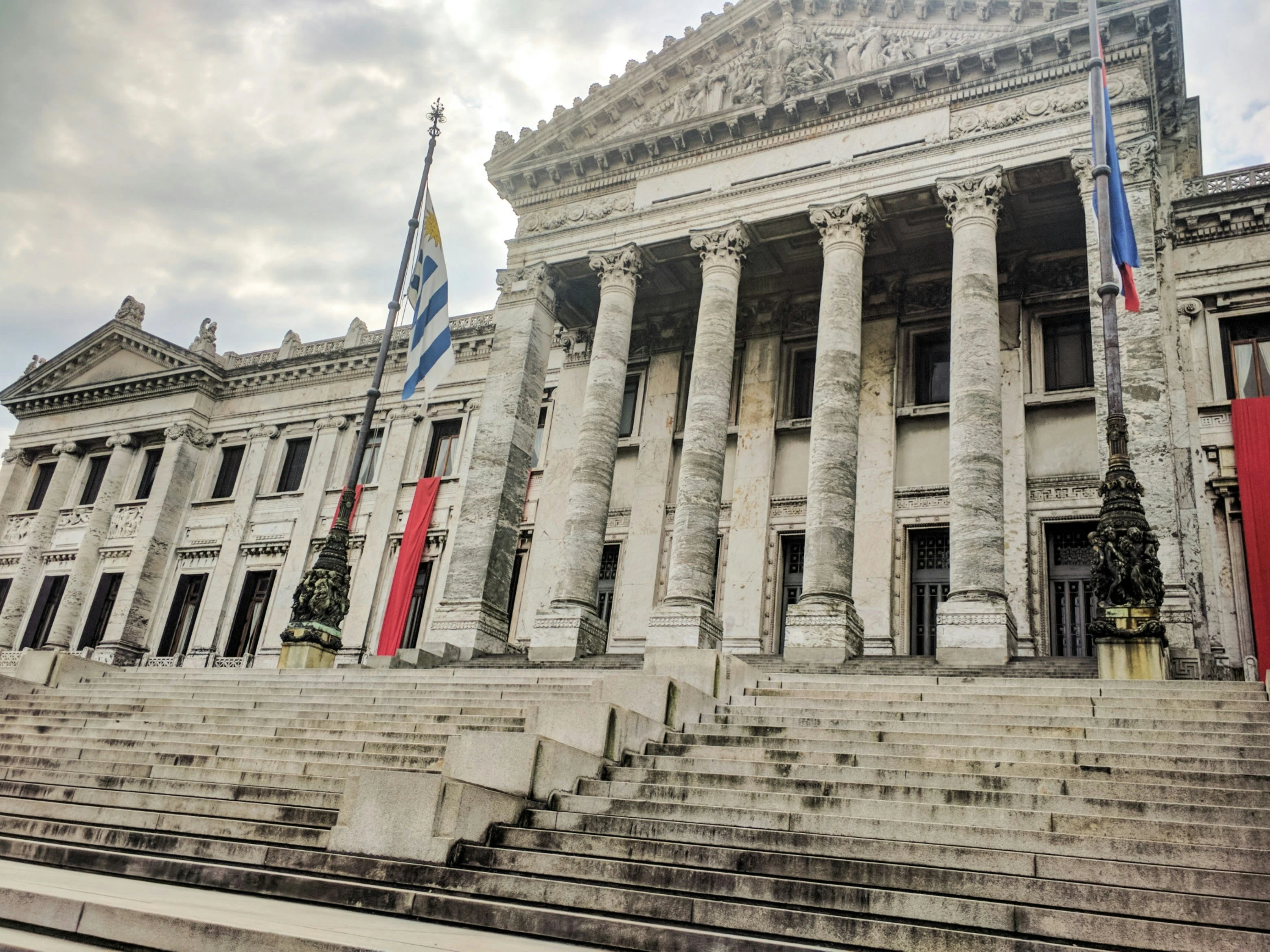 Imponente Palacio Legislativo de Montevideo con cielo azul