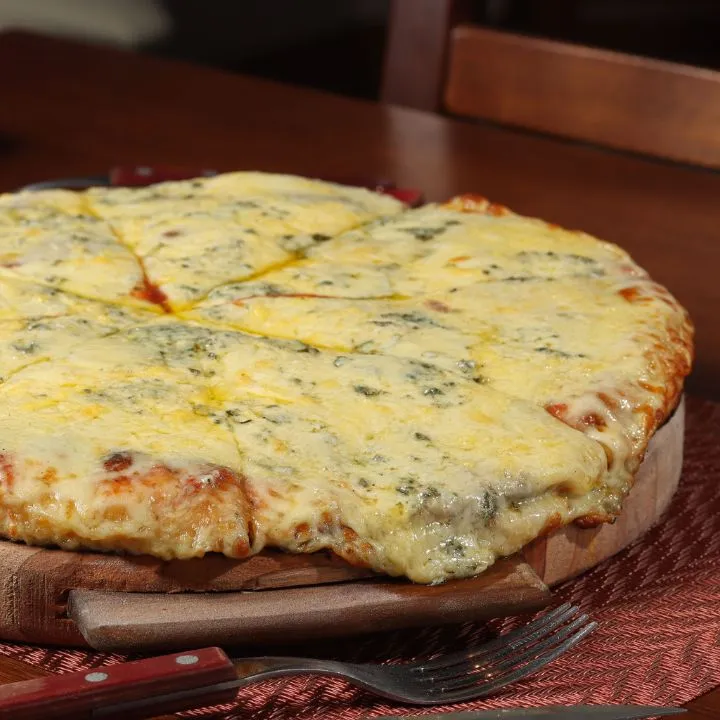 Deliciosa pizza artesanal con queso derretido y hierbas frescas
